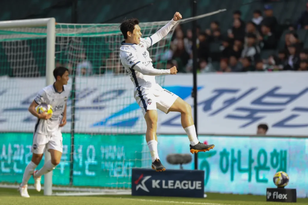 Hai lần bị dẫn trước, Gimcheon vẫn xuất sắc ra về với 3 điểm trước Jeonbuk.