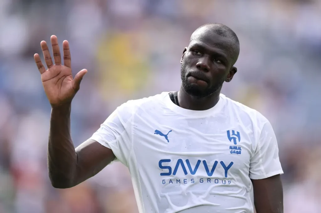 Al Hilal gặp khó vì Koulibaly là gương mặt quan trọng ở hàng thủ.