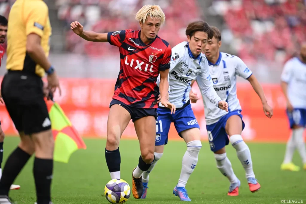 Kashima Antlers và Gamba Osaka hòa nhau không bàn thắng.