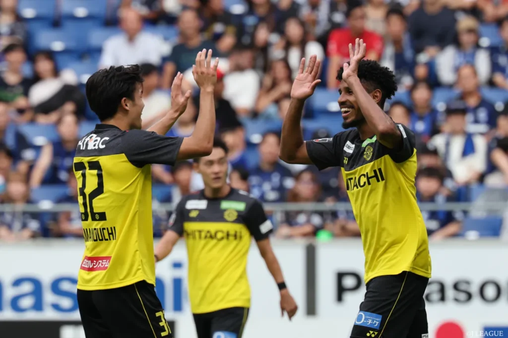 Thắng đậm ở vòng 34, Kashiwa Reysol chỉ còn cách ngôi đầu 3 điểm.