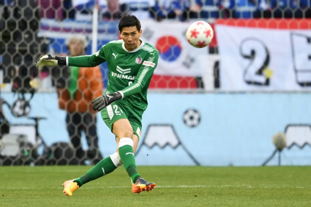 Kim Jin-Hyeon đang là cầu thủ ngoại quốc thi đấu nhiều nhất cho một đội bóng J-League.
