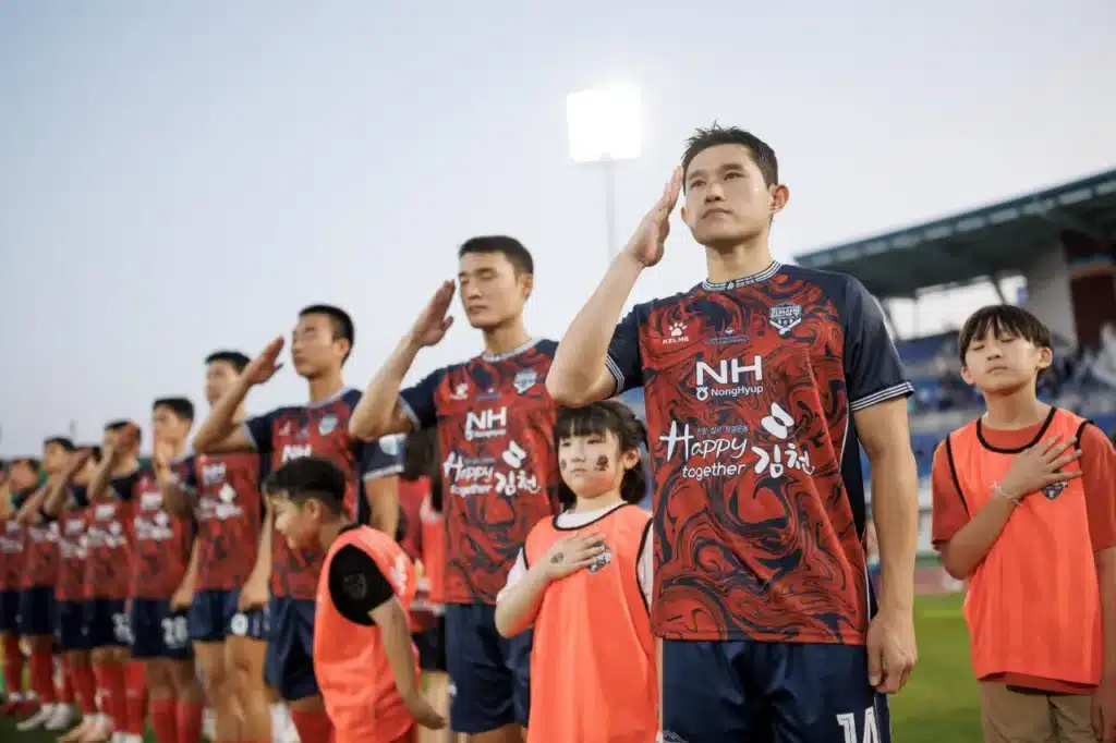 Lee Dong-gyeong, cầu thủ hay nhất của Gimcheon Sangmu mùa giải này, lại thuộc biên chế của Ulsan HD.