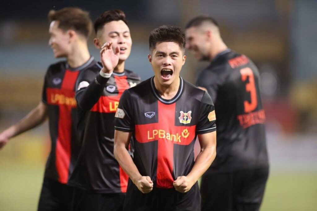 Nguyễn Quốc Việt ghi siêu phẩm vào lưới Hà Nội FC tại V-League 2025/26.