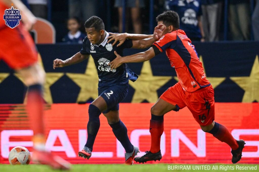 Buriram United lội ngược dòng thắng 2-1 trước Nakhonratchasima Mazda FC, duy trì mạch toàn thắng.