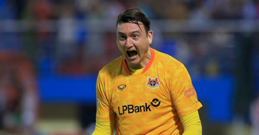 Đặng Văn Lâm, thủ môn dày dặn kinh nghiệm đang chơi thăng hoa cho Ninh Bình FC.