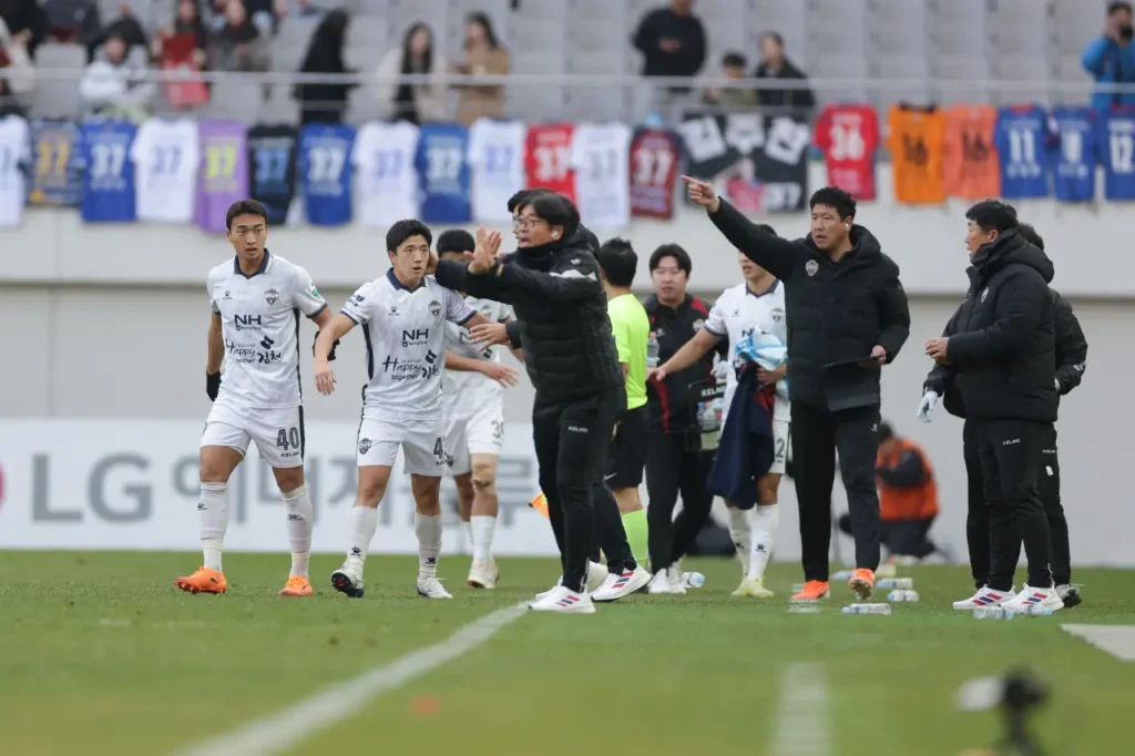 Gimcheon Sangmu có chiến thắng đầu tiên trước FC Seoul trên sân nhà của đối thủ.