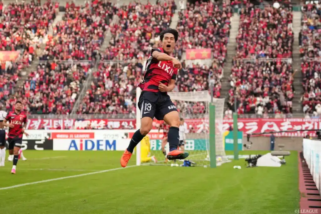 Đánh bại Yokohama FC, Kashima Antlers có lợi thế lớn trong cuộc đua vô địch.