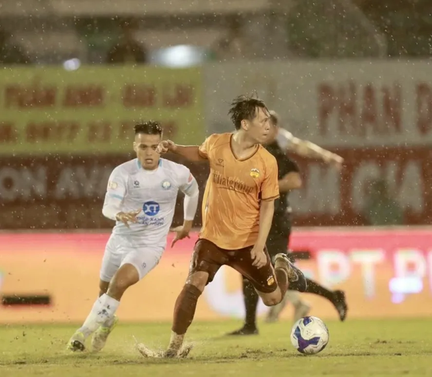Nam Định nối dài chuỗi trận không thắng bằng trận hòa 2-2 trước HAGL.