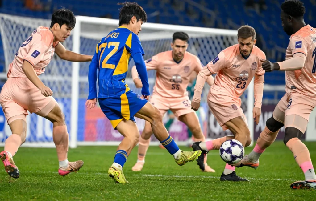 Ulsan HD gặp khó trước hàng thủ được tổ chức chặt chẽ của Buriram United.