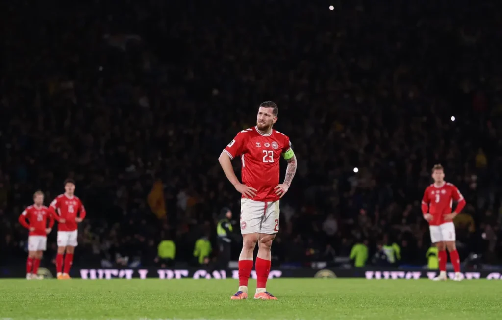 Có được lợi thế lớn ở vòng loại, song những sai lầm đã khiến Đan Mạch phải đá playoff để quyết định tấm vé dự World Cup.