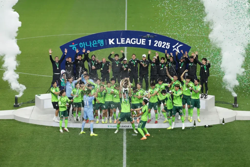 Jeonbuk nâng cao danh hiệu vô địch K-League 1 trên sân nhà.