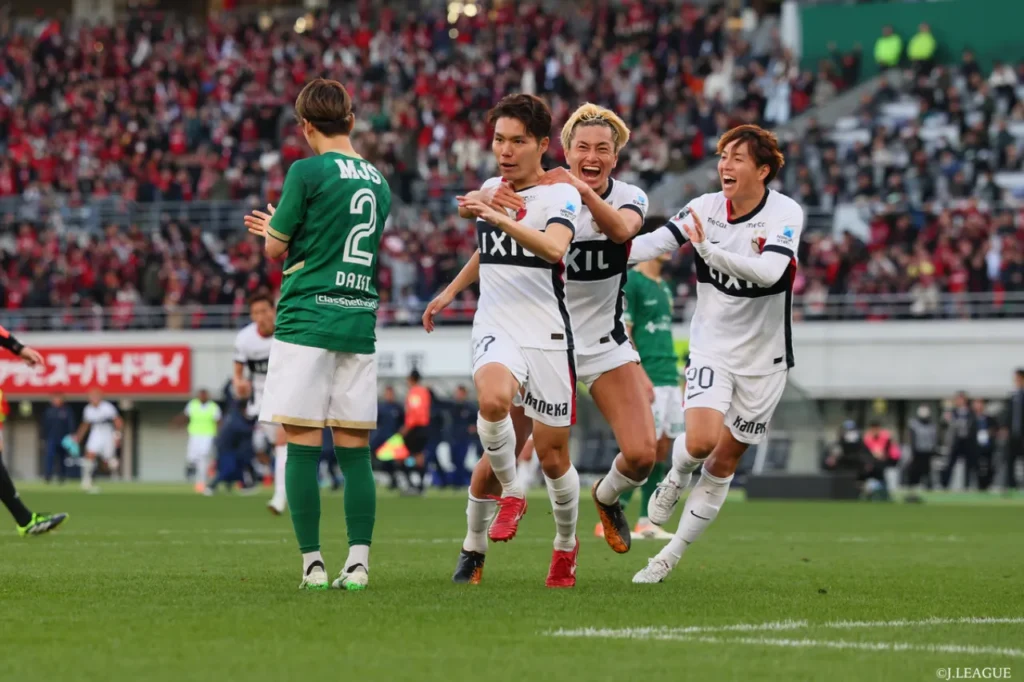 Vượt qua Tokyo Verdy, Kashima Antlers đứng trước cơ hội vô địch J-League ở vòng đấu cuối.