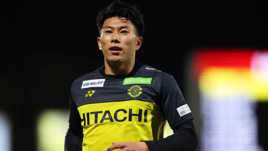 Mao Hosoya lập hattrick mang về 3 điểm cho Kashiwa Reysol.