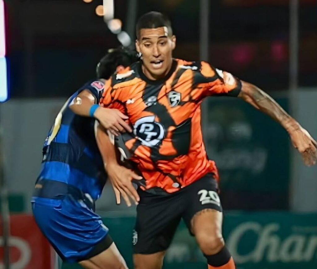 Prachuap FC và Ayutthaya United đã cống hiến một trận cầu kịch tính với cơn mưa 8 bàn thắng.