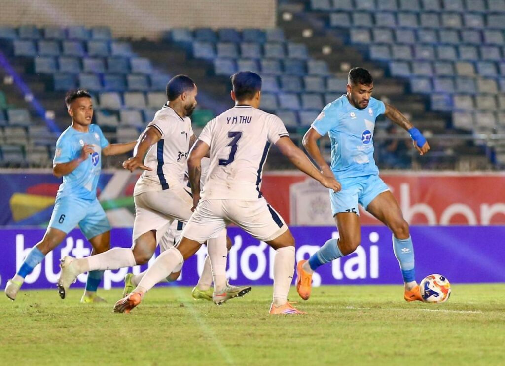 Xuận Son trở lại sân cỏ bằng cú hat-trick giúp Nam Định FC đánh bại Shan United 3-0.