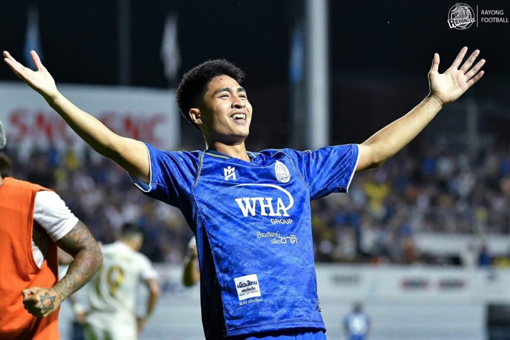 Tài năng trẻ Seksan Ratree thi đấu bùng nổ trong màu áo Rayong FC.