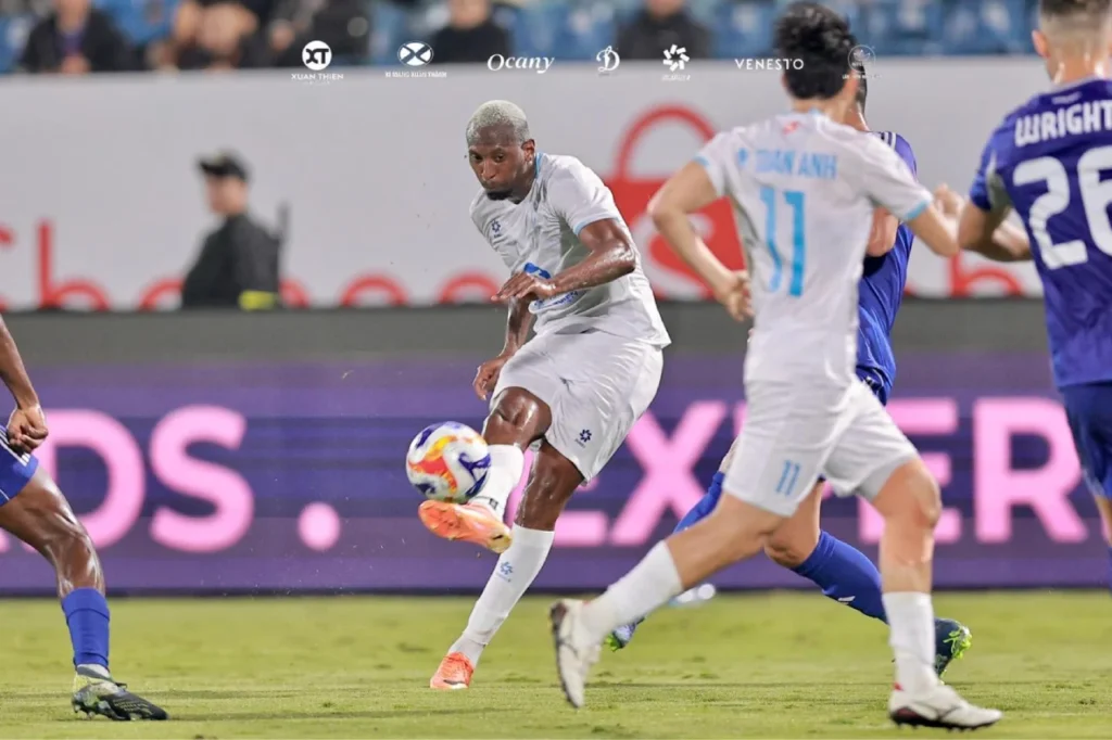 Nam Định FC thắng đậm Lion City Sailors với tỷ số 3-0, sớm giành vé bán kết.