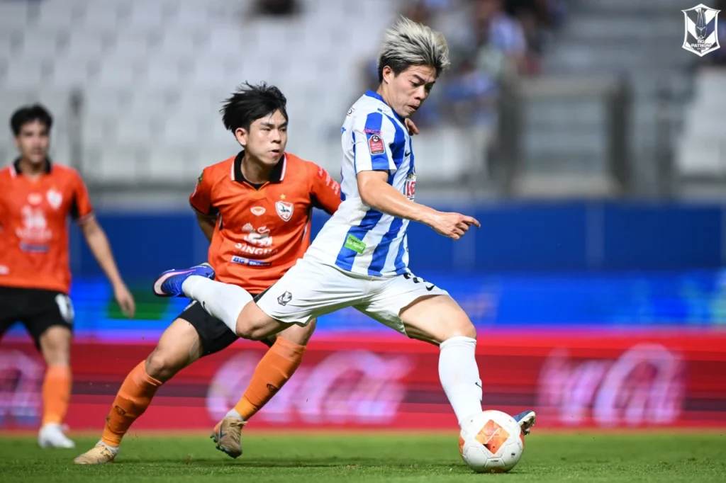 BG Pathum United hòa kịch tính 2-2 khi đón tiếp Singha Chiangrai.