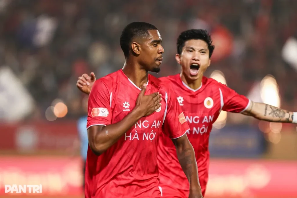 Alan Grafite toả sáng với 3 bàn thắng, giúp CAHN leo lên ngôi đầu bảng.