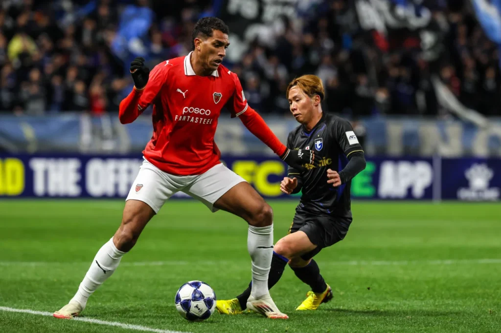 Gamba Osaka thể hiện bản lĩnh, hạ Pohang Steelers 2-1, giành vé vào tứ kết.